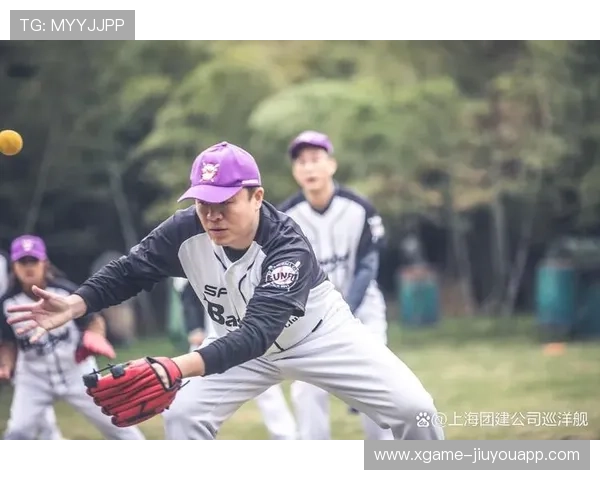 棒球俱乐部组织守备与投球联合训练营提高战术配合，棒球队b